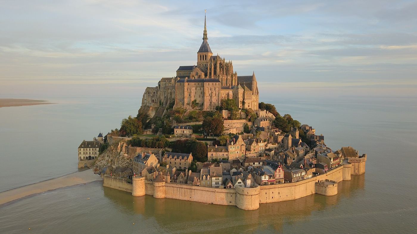 Le Mont-Saint-Michel vu du ciel au lever du soleil. Photo prise par un drone.